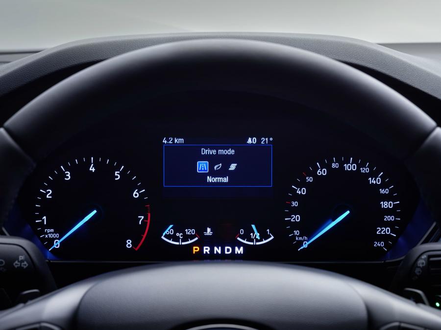Моторный отсек Ford Focus Active 2018 года  (WW) (фото 2 из 43)